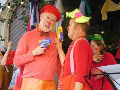 Duel burlesque entre deux tomates farceuses...